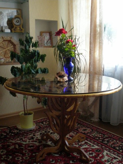 Резьба по дереву: Резной столик